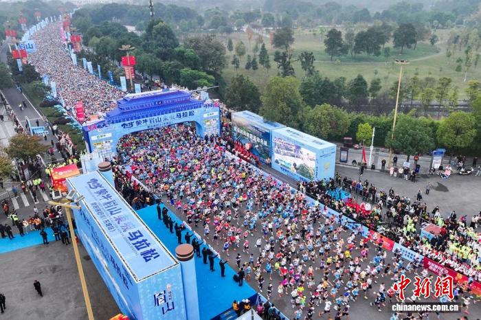 眉山马拉松首设全马项目 跑者沉浸东坡文化