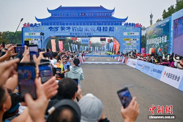眉山马拉松首设全马项目 跑者沉浸东坡文化